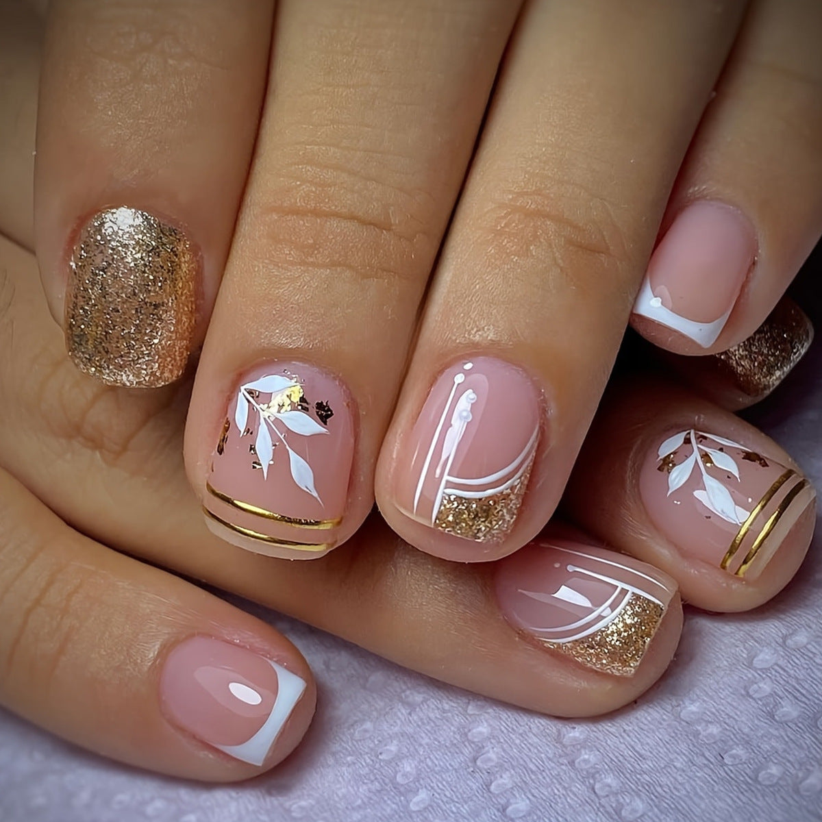 Elegante und kreative Kunstnägel mit Goldakzenten Brehn