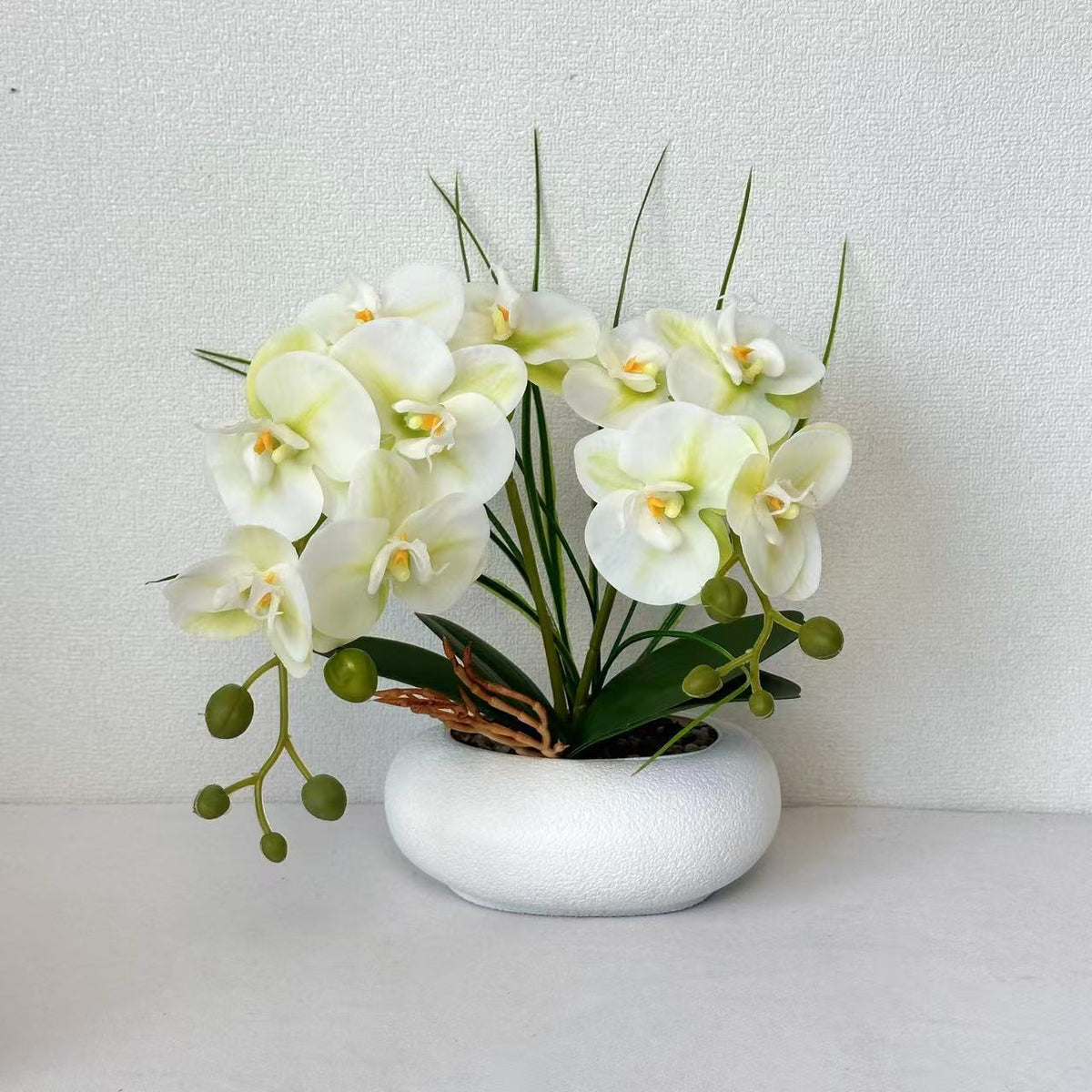 Lebensechte Orchideenblumenstrauß-Anordnung