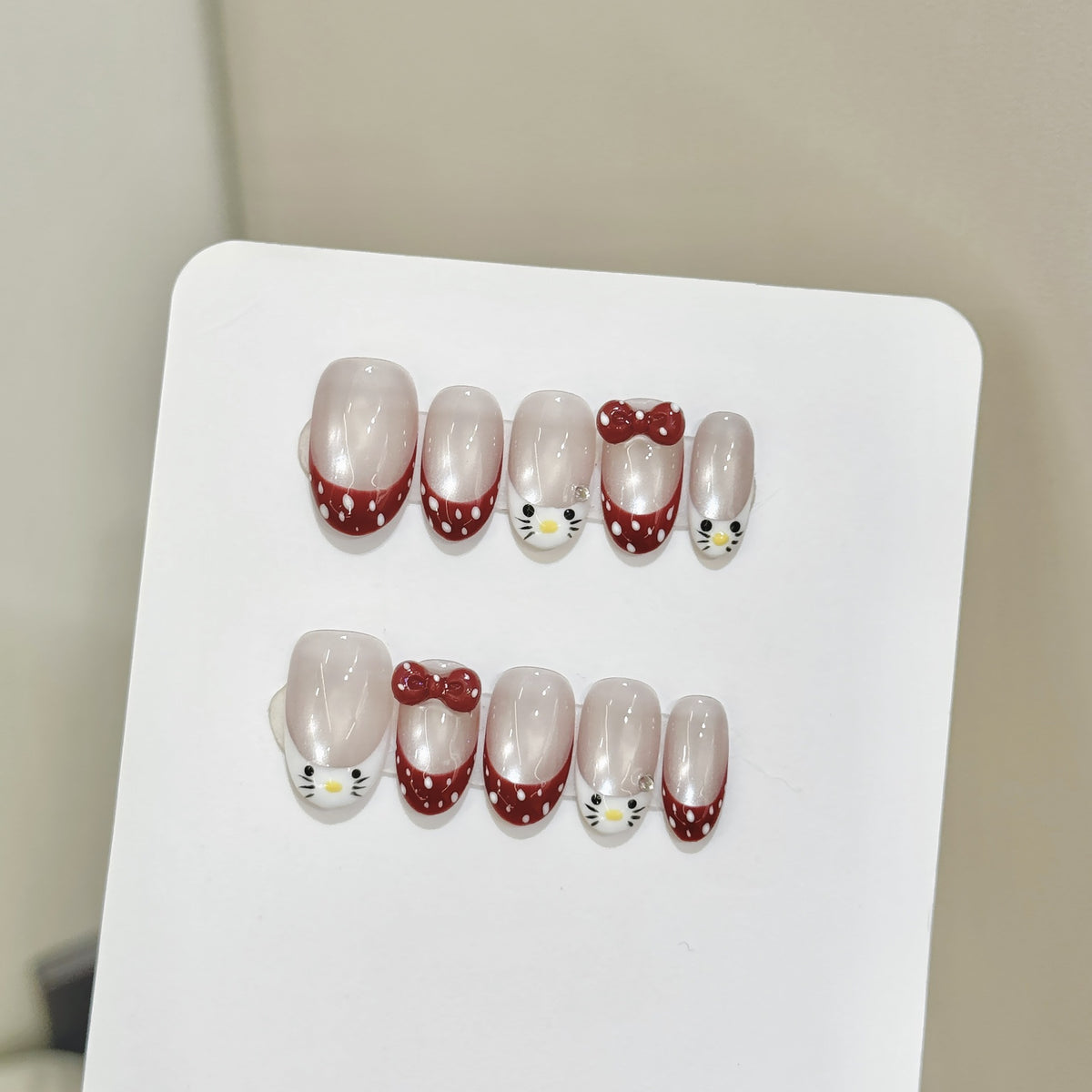 Dekoratives Press-On Nagelkunstset mit skurrilen Charakterdesigns
