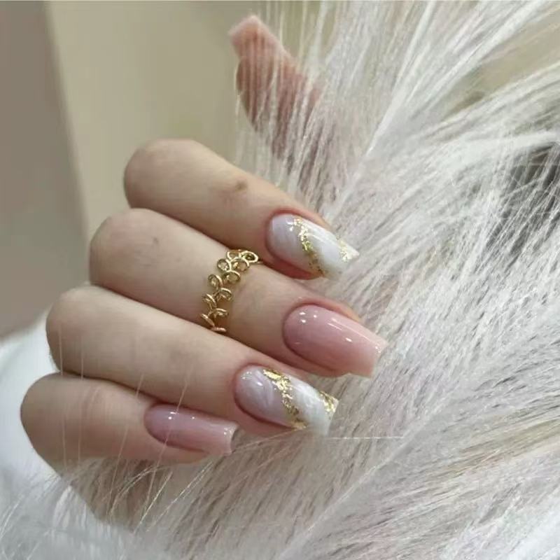 Elegante Kunstnagelspitzen mit glänzenden Goldakzenten Brehn