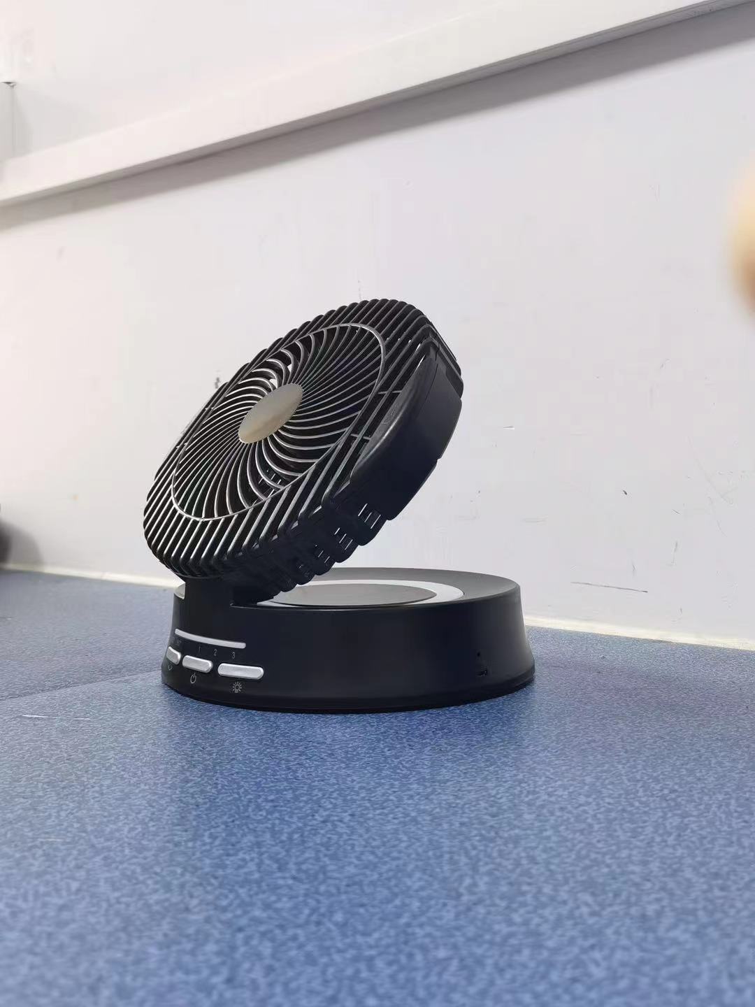 Unisex nan tragbarer oszillierender USB Schreibtischventilator mit verstellbarem Neigungswinkel, drei Geschwindigkeiten, leisem Motor und LED Nachtlicht Brehn