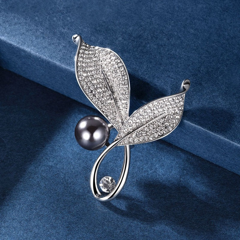 Elegante und Glamouröse Brosche mit Perlen und Kristallen Brehn