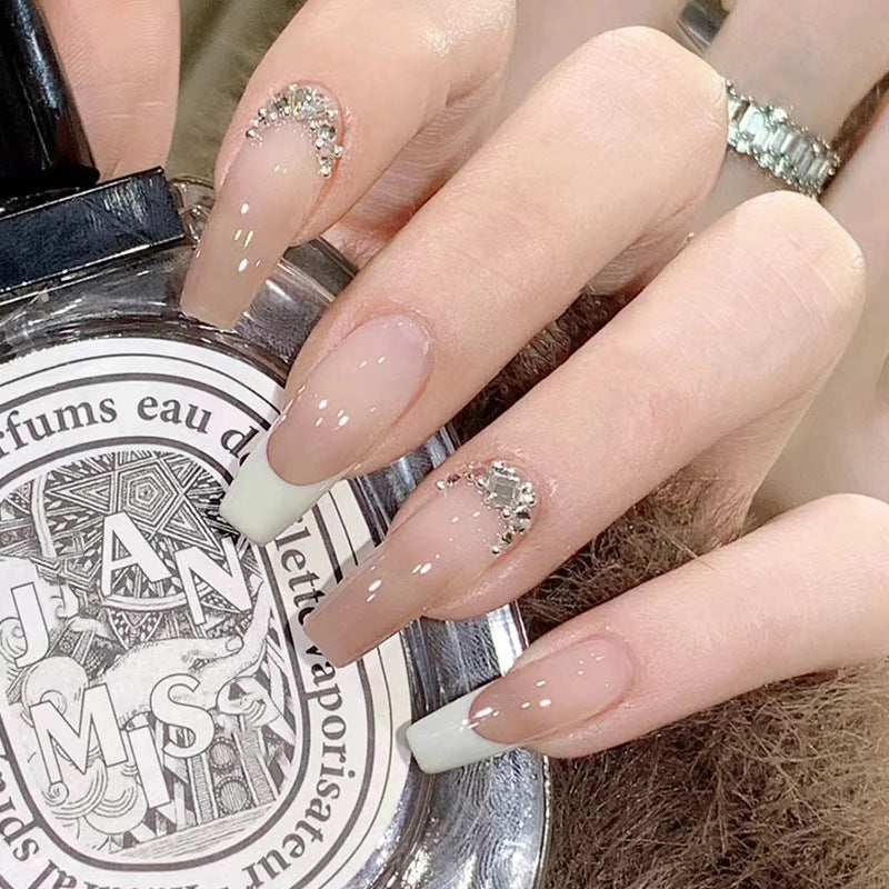 Kunstvolle Stiletto-Nägel mit Strass-Akzenten Brehn