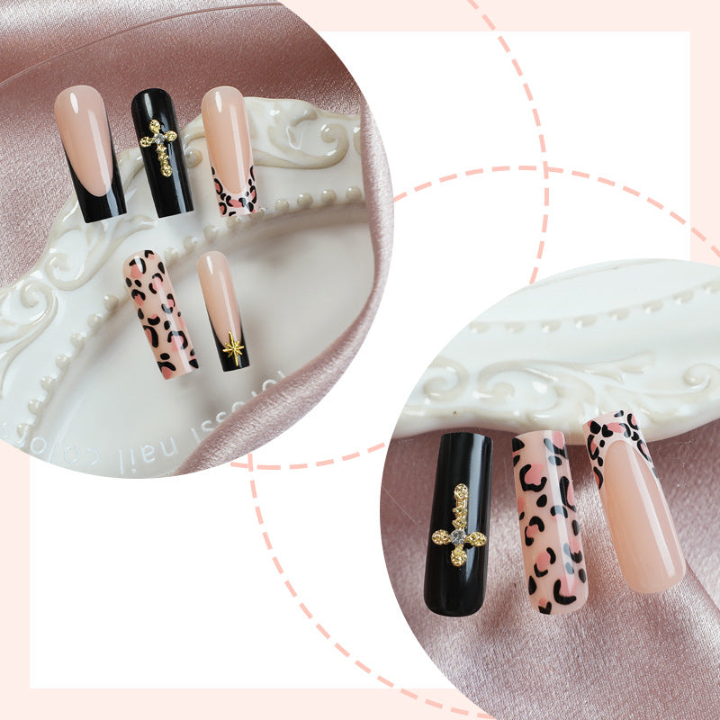 Kunstnagelset mit ästhetischen Akzenten und eleganten Designs Brehn