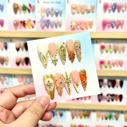 Künstlerisches Press-On Nagelkunst Set mit dekorativen Elementen