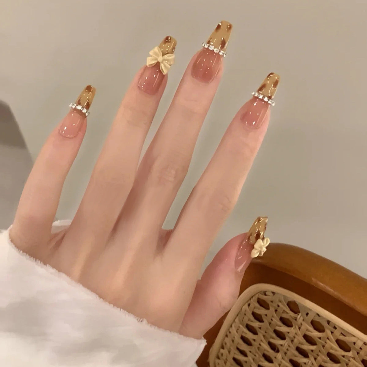 Thematische Nagelkunst Press-On Nägel mit süßen Charakter- und Schleifendesigns Brehn