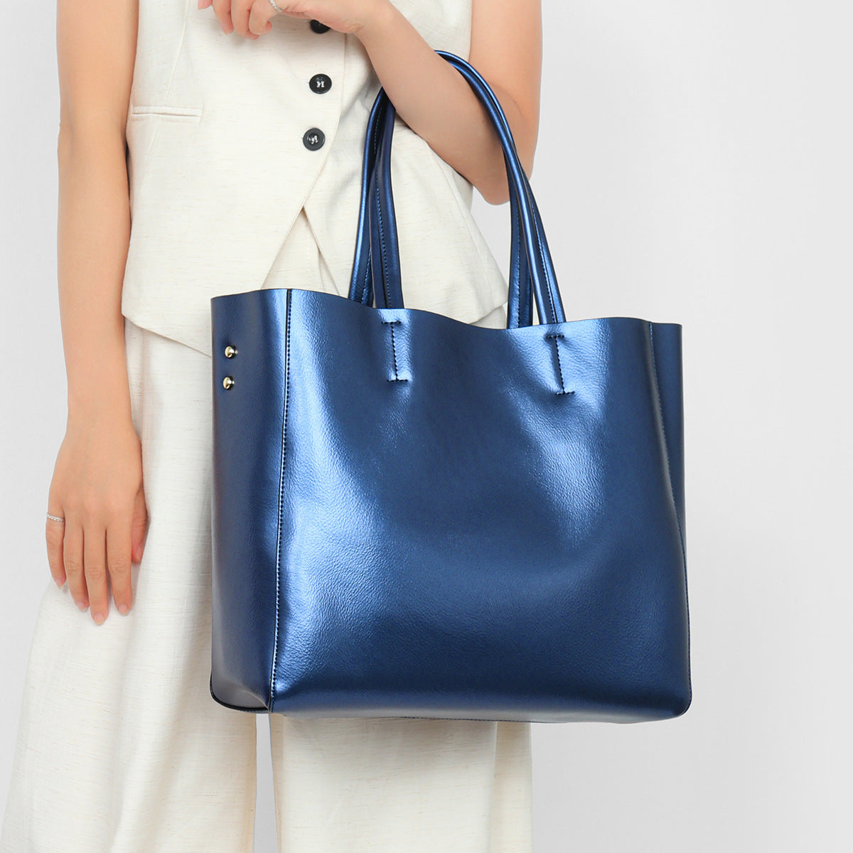 Metallic strukturierte Schultertasche mit doppelten Obergriffen
