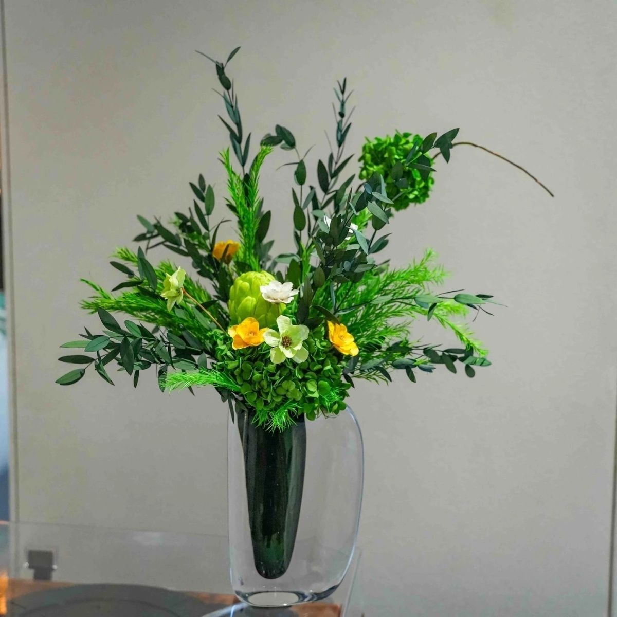 Lebensechte gemischte Blumenarrangement