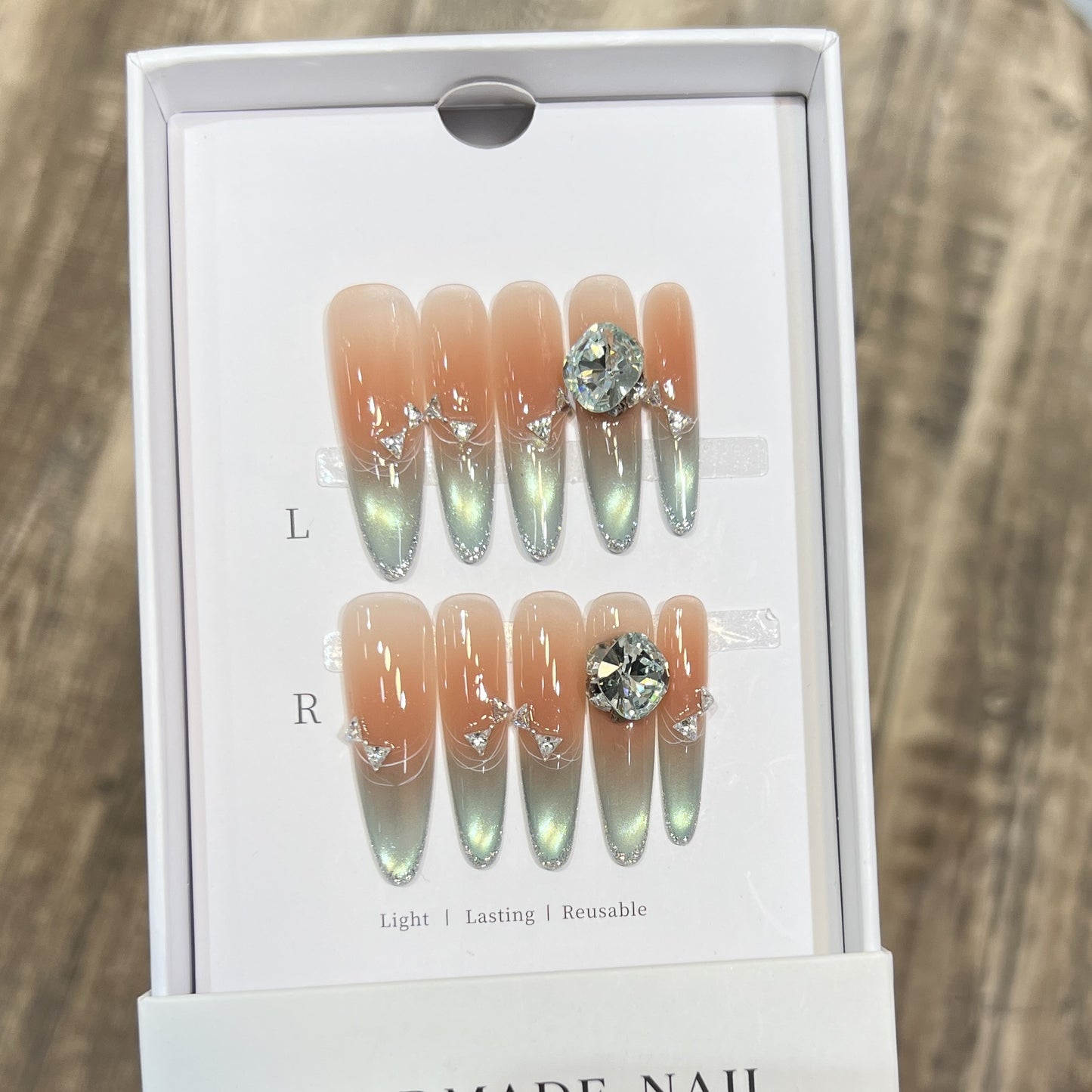 Elegantes Stiletto Press-On Nail Art Set mit Juwelenakzenten Brehn