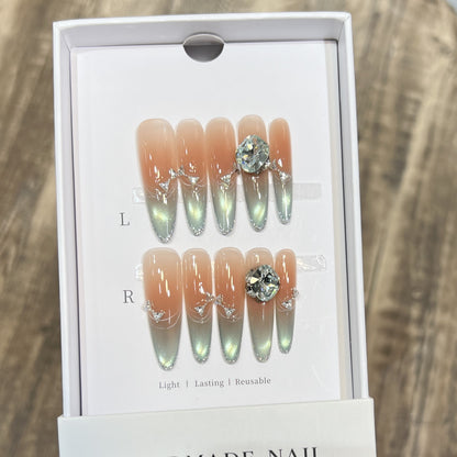 Elegantes Stiletto Press-On Nail Art Set mit Juwelenakzenten Brehn