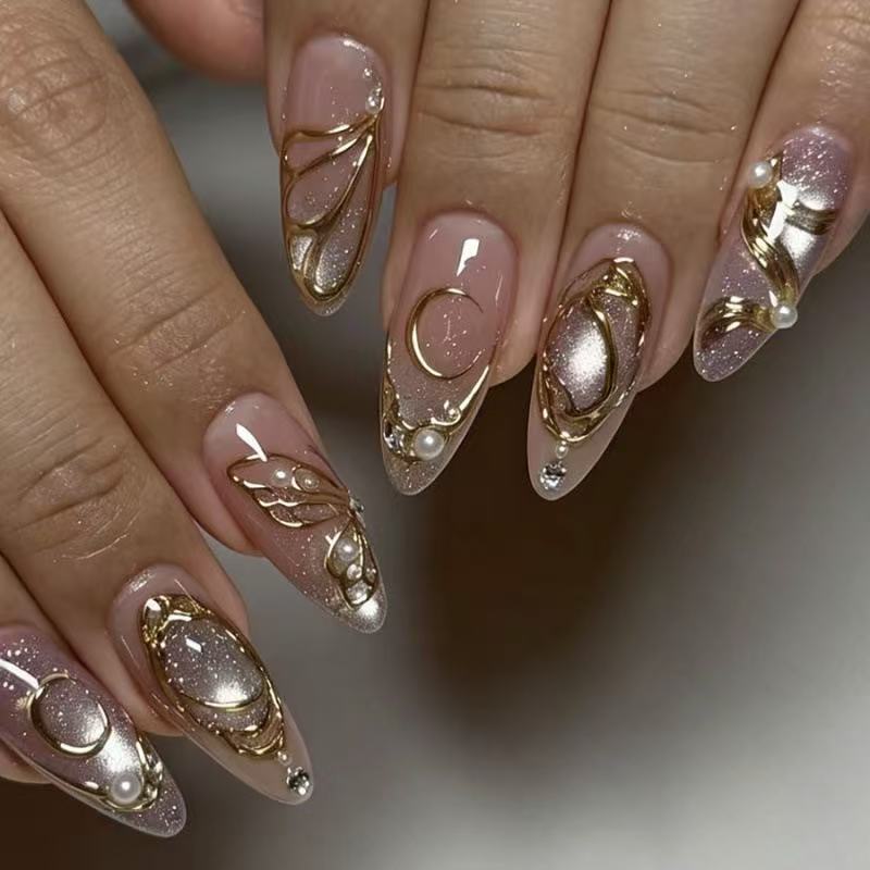 Künstlerisches Press-On-Nagelset mit goldenen Akzenten Brehn