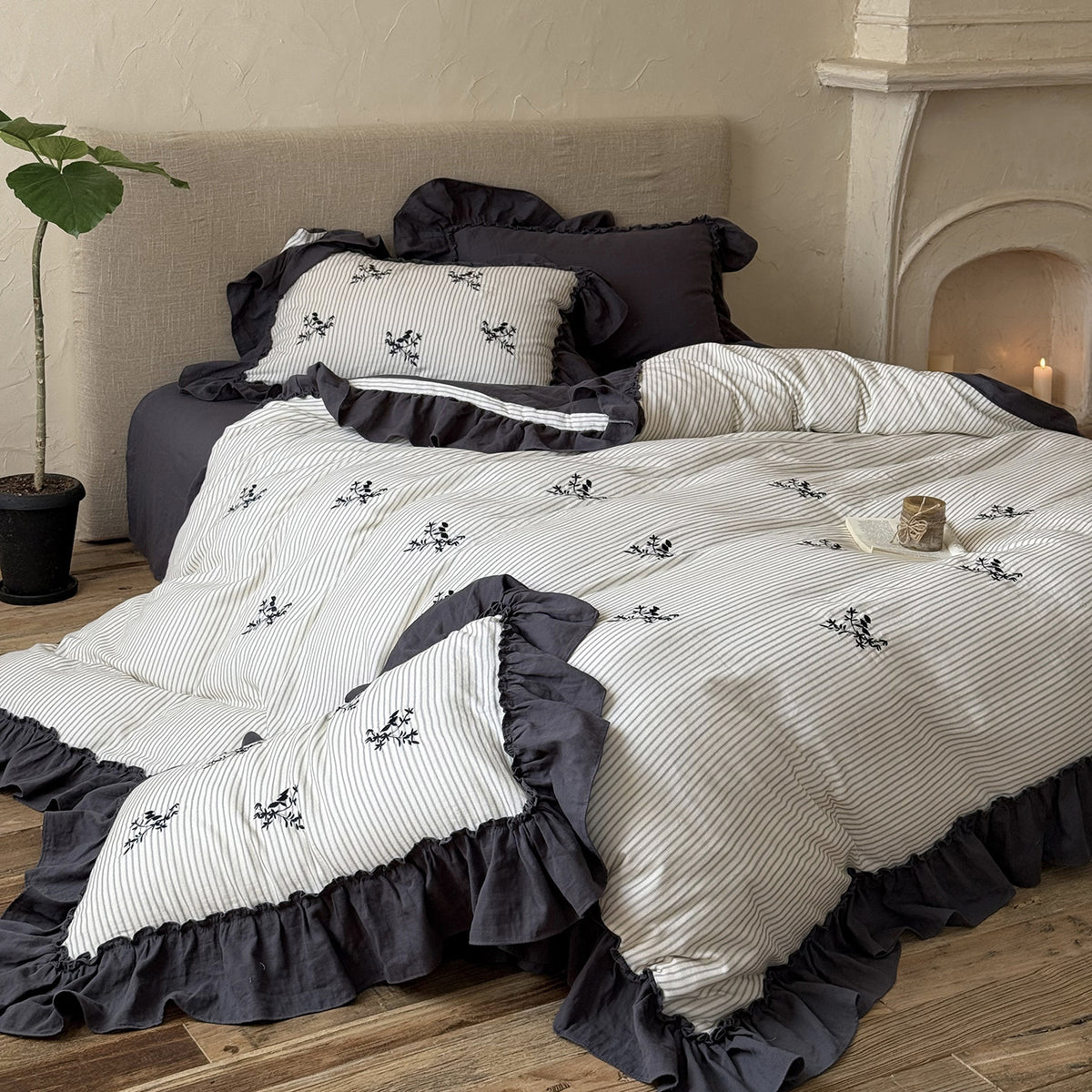 Gestreiftes besticktes Rüschende Bettbezug-Set mit frilly Kante und Kissenbezügen