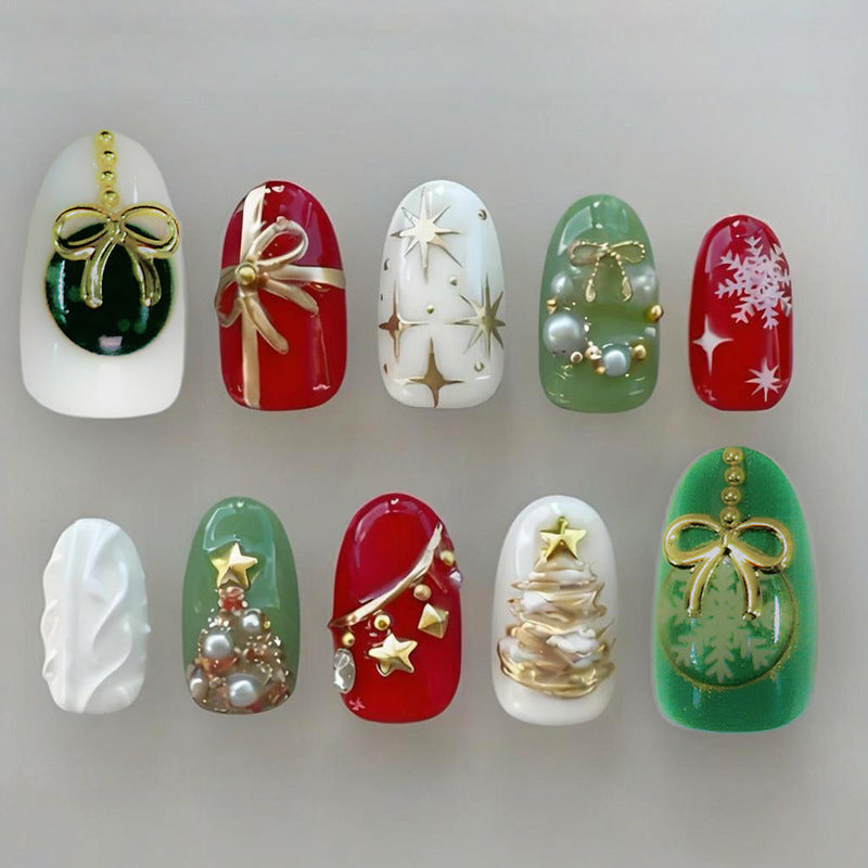 Kunstnagelset mit festlichen Weihnachtsmotiven und glamourösen Goldverzierungen Brehn