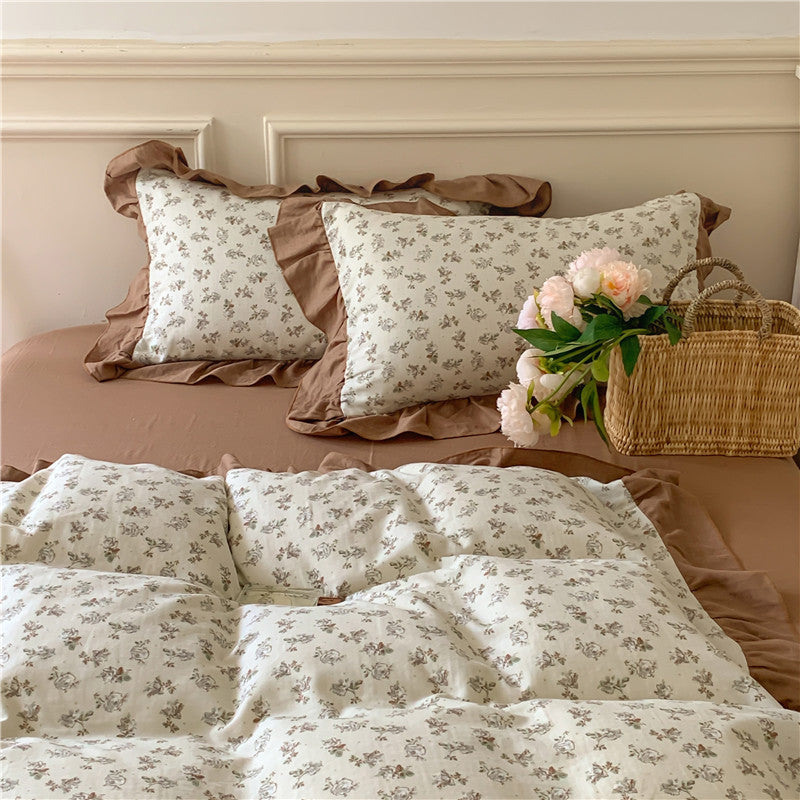 Romantische Bettwäsche-Komplettgarnitur aus Baumwoll-Perkal mit zartem Blumenprint, Volant-Rüsche und seidig-mattem Finish