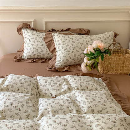 Romantische Bettwäsche-Komplettgarnitur aus Baumwoll-Perkal mit zartem Blumenprint, Volant-Rüsche und seidig-mattem Finish