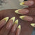 Kunstnagelset mit eleganten Spitzen und goldenen Verzierungen Brehn