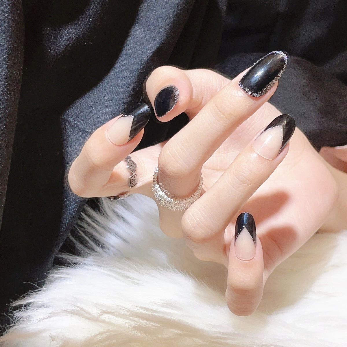 Künstlerisches Press-On-Nageldesign mit geometrischen Mustern