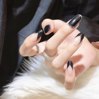 Künstlerisches Press-On-Nageldesign mit geometrischen Mustern