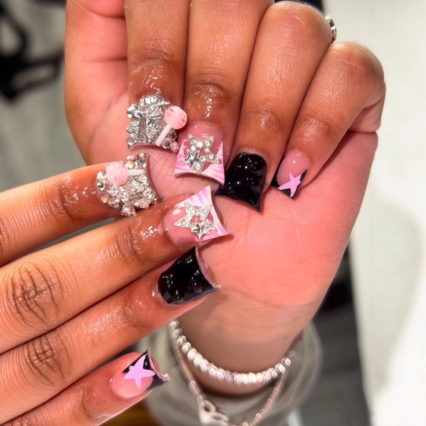 Glamouröse dekorative Press-On-Nagelkunst Brehn