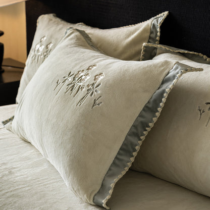 Premium Baumwollsatin-Bettwäschegarnitur mit floraler Reliefstickerei und Satinbesatz