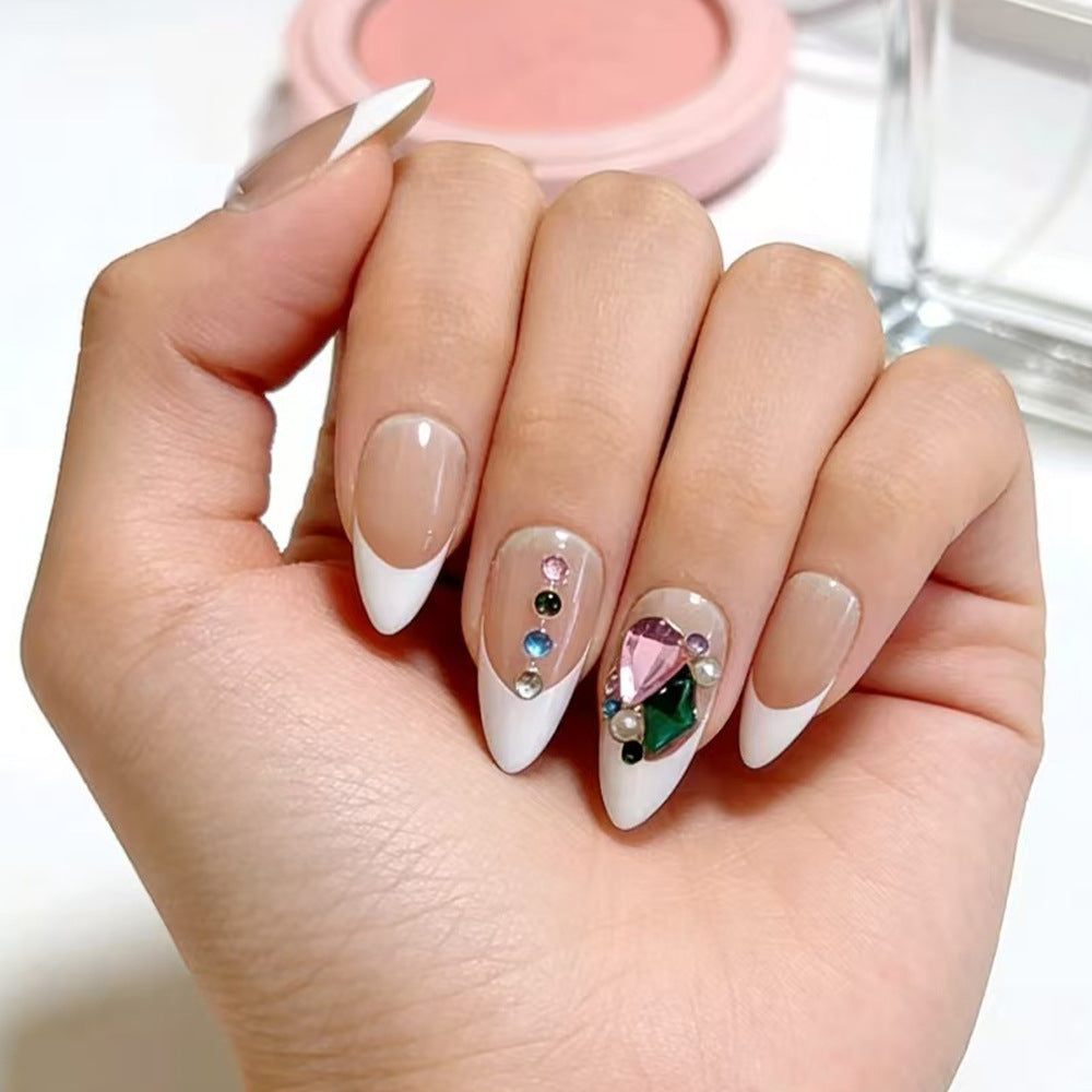 Frühlingshafte Nagelkunst mit Blumenapplikationen Brehn
