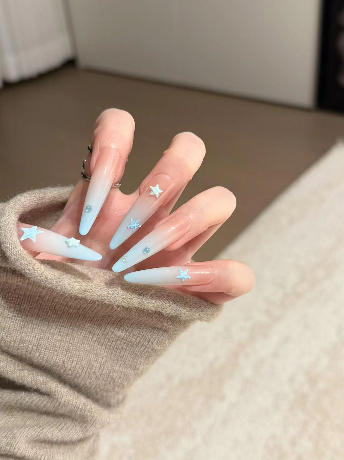 Stern-betonte Stiletto Press-On Nagelkunst