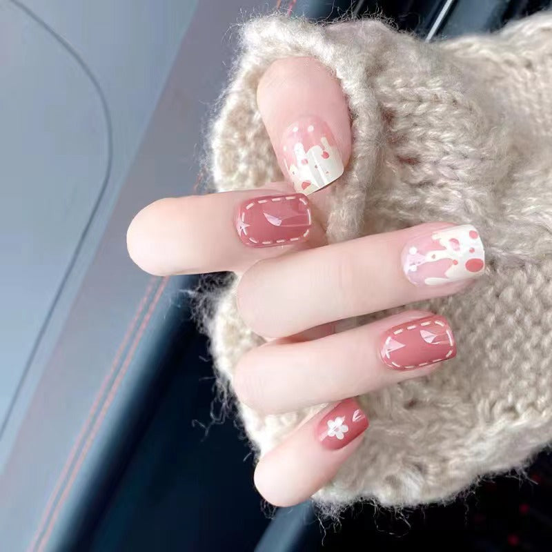 Kunstvolle Nagelverzierung im floralen Design Brehn