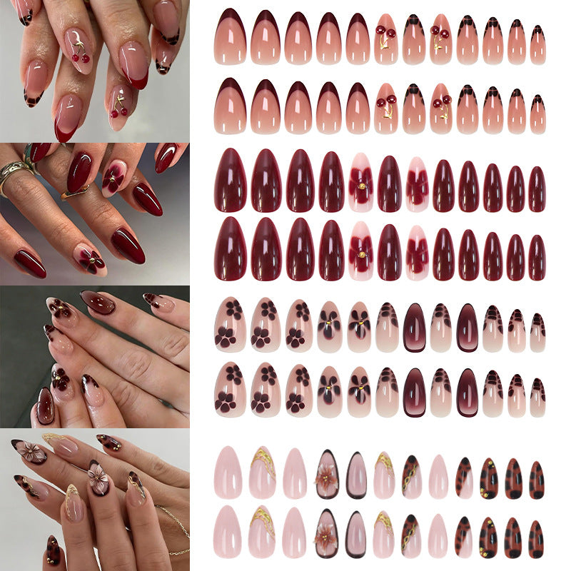 Kunstnagelset mit eleganten floralen Designs und luxuriösen Akzenten Brehn