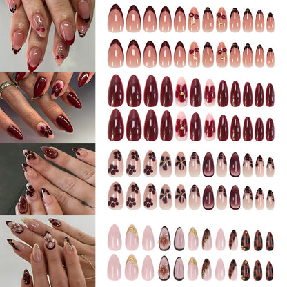 Kunstnagelset mit eleganten floralen Designs und luxuriösen Akzenten Brehn