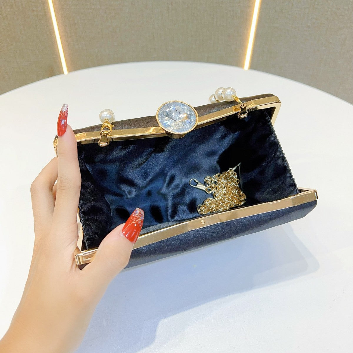 Perlenverzierte Abend-Clutch