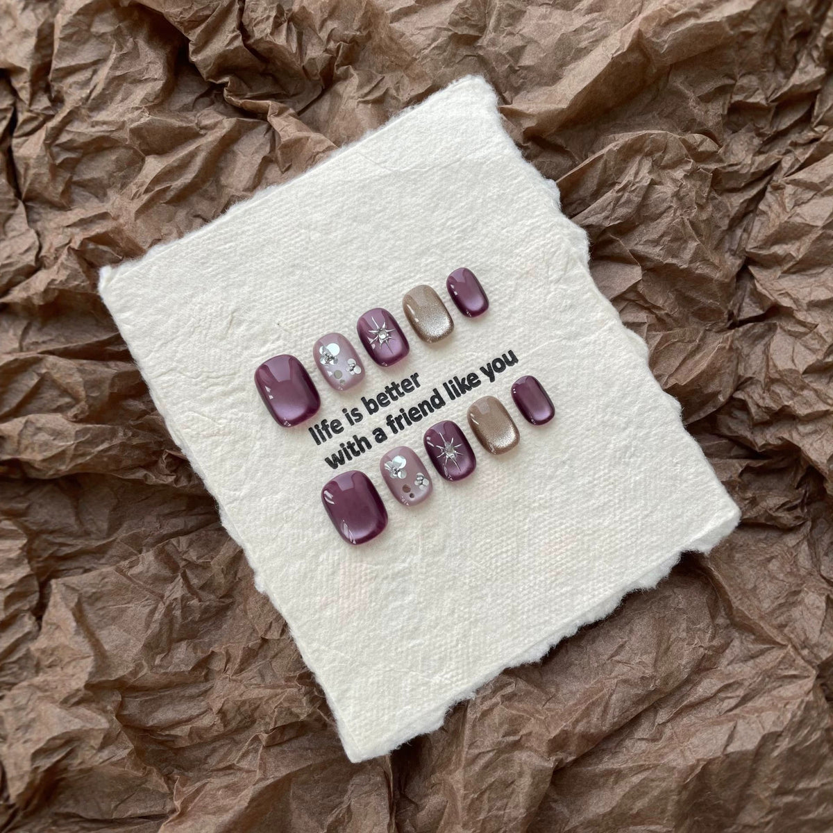 Künstlerisches Press-On-Nagelkunst-Set mit dekorativen Edelsteinakzenten