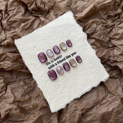 Künstlerisches Press-On-Nagelkunst-Set mit dekorativen Edelsteinakzenten