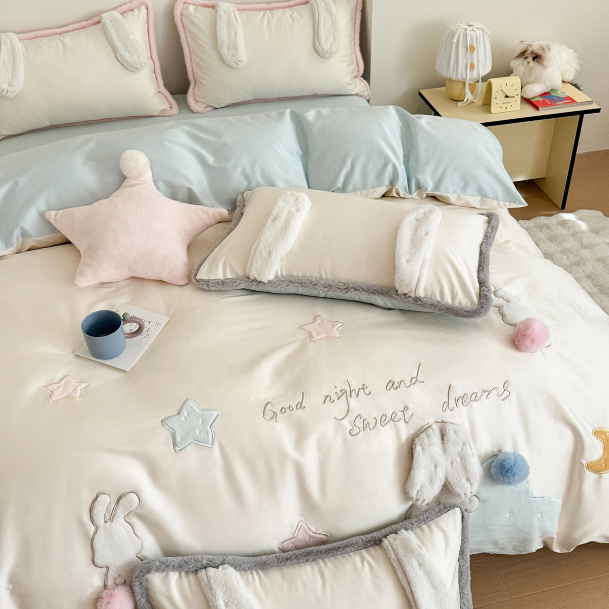 Bettwäsche-Set mit Plüsch-Hasenohren und besticktem Kinder-Motiv