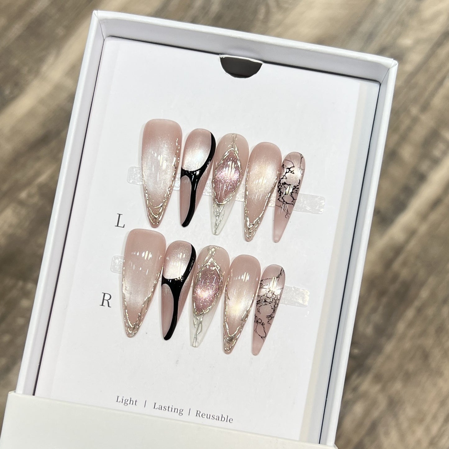 Künstlerisches Stiletto Press-On Nagelset mit einzigartigem Marmor Design Brehn