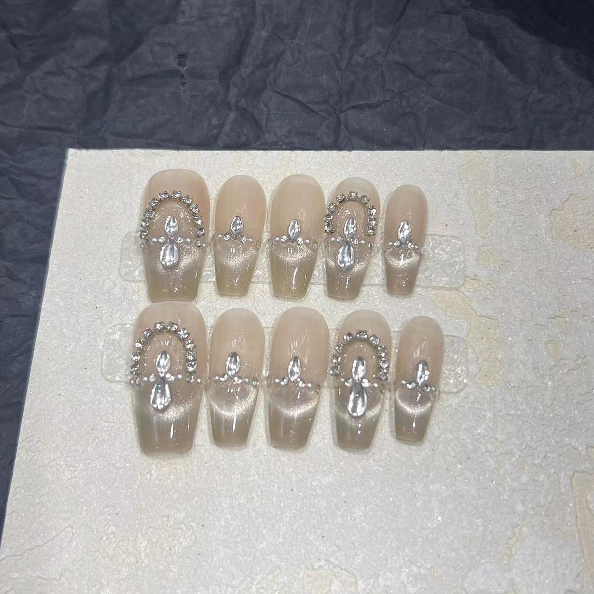 Elegantes Press-On-Nagelset mit Strassdetails Brehn