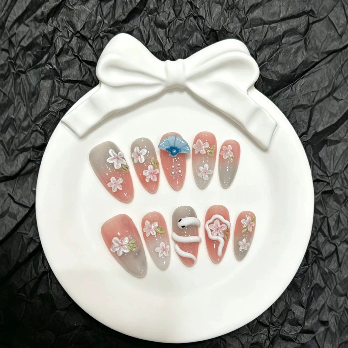 Dekoratives Druck-On-Nail-Art-Set mit floralen und Regenschirm-Akzenten