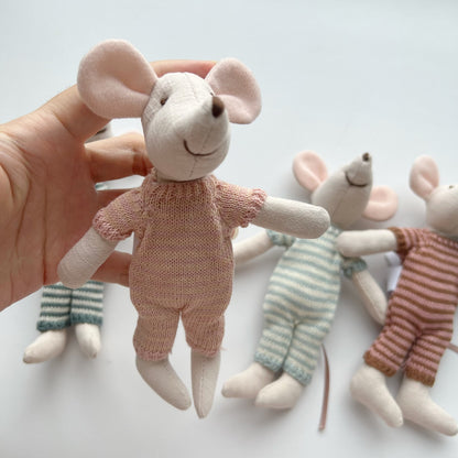 Handgefertigte Baumwoll-Plüschmaus Puppe mit gehäkeltem Kleid