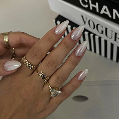 Kunstnagelset mit eleganten spitzen Formen und glänzenden Akzenten Brehn