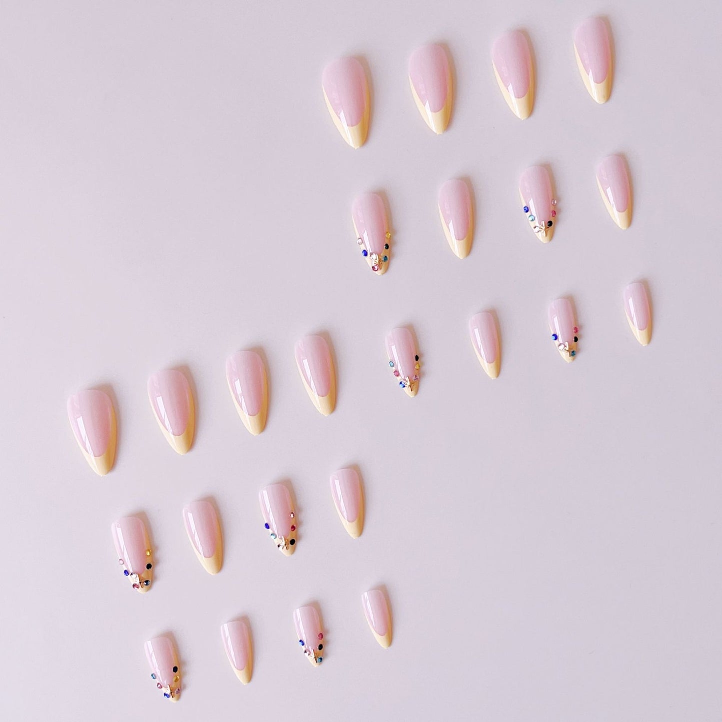 Kunstnagelset mit floralen 3D-Verzierungen und Glitzerakzenten Brehn