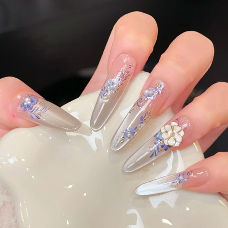 Glamouröse Kunstnagelspitzen mit eleganten Verzierungen Brehn