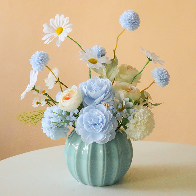 Dekorativer Blumengebinde mit keramischen Akzenten