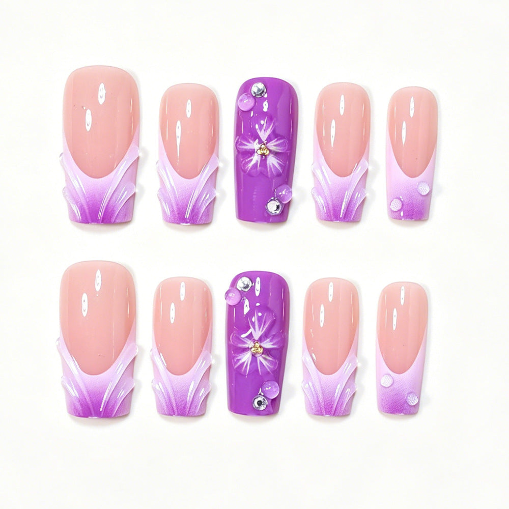 Dekoratives Long Press-On Nagelkunstset mit floralen Akzenten Brehn