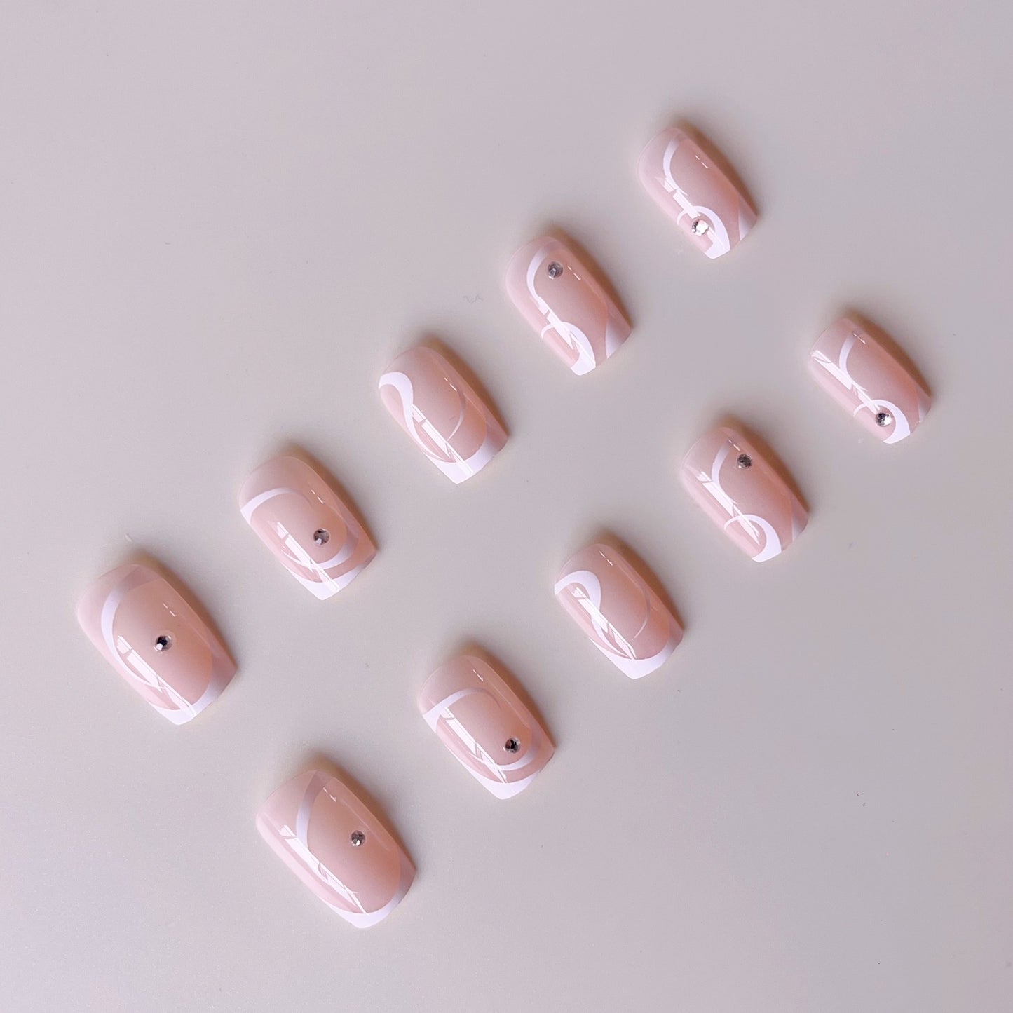 Kunstnagelset mit eleganten French Spitzen und glamourösen Strassverzierungen Brehn