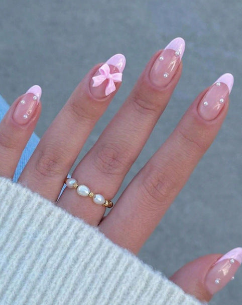 Kunstnagelset mit schimmernden 3D-Schleifen und eleganten Perlenakzenten Brehn