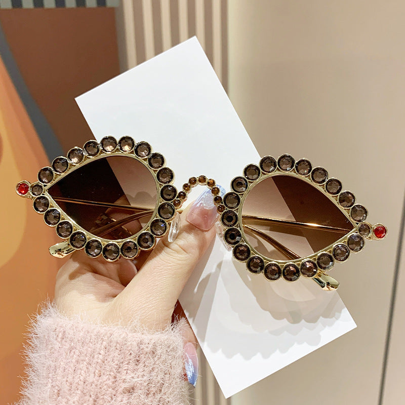 Damen Glamouröse Sonnenbrille mit funkelndem Strass Besatz Brehn