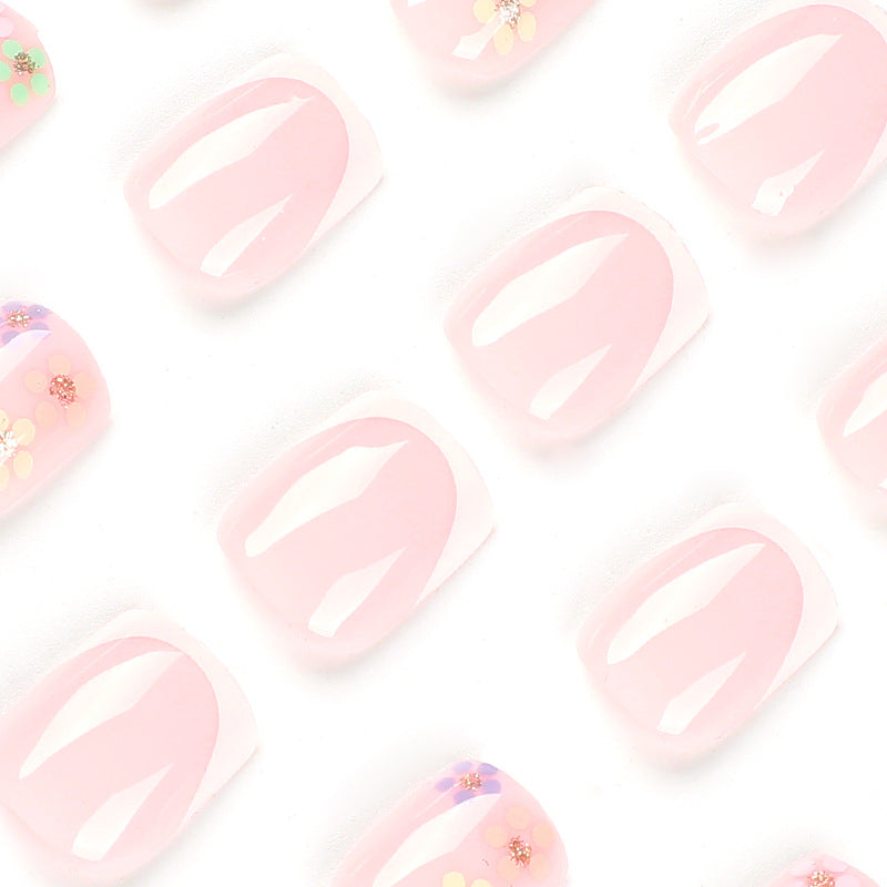 Kunstvolle Nagelkunst mit floralem Akzent und elegantem French-Tip Brehn