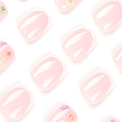 Kunstvolle Nagelkunst mit floralem Akzent und elegantem French-Tip Brehn