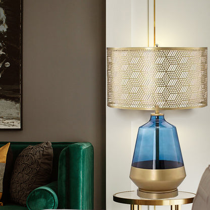Dekorative Tischlampe mit geometrischem Schirm