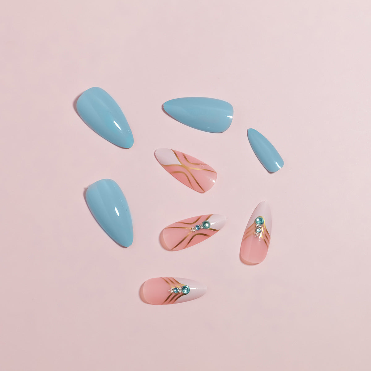 Künstlerisches Press-On-Nagelset mit eleganten Details Brehn