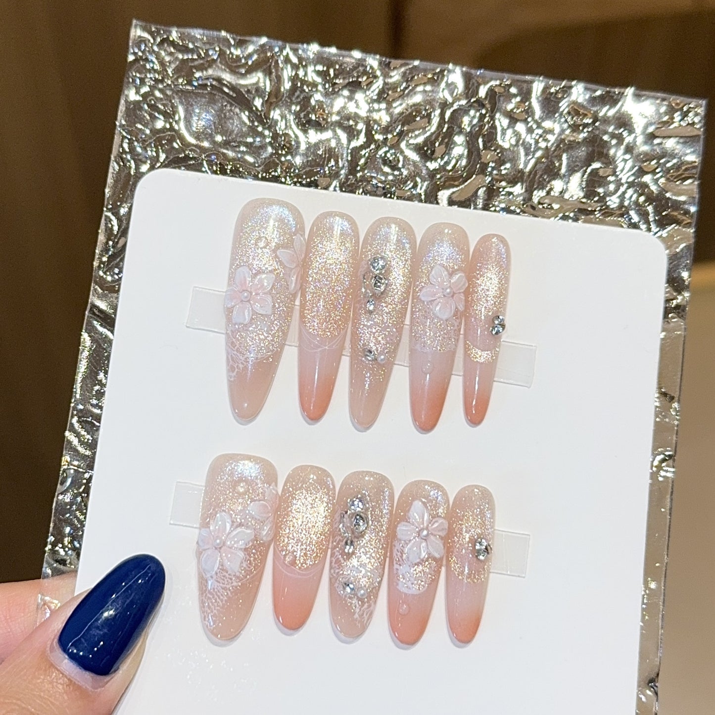 Künstliche Nägel mit Floralem Design und Glitzer Brehn